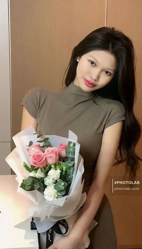 How To Pose With Bouquet, Holding Flower Bouquet Pose, Bouquet Of Flowers Pose Ideas, Pose Holding Flowers, Holding Bouquet Reference, Photoshoot With Flowers Bouquets, Holding Flowers Pose Reference Drawing, Holding A Flower Pose, Pose With Flowers Bouquets