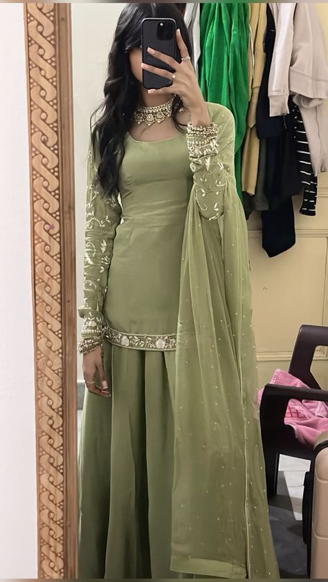 Indian Wedding Outfits Green, Desi Dress Design, Aesthetic Ethnic Wear, Desi Wedding Outfits, Indian Suit Designs, Desi Suits, Suit Designs Indian Style, New Pakistani Dresses, Punjabi Dress Design