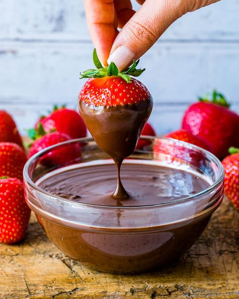 Choc Dipped Strawberries, Dipping Strawberries In Chocolate, How To Make Dipping Chocolate, Make Chocolate Syrup, Strawberry Chocolate Dipped, Strawberry Dipped In Chocolate, Strawberries In Chocolate, Strawberry With Chocolate, Make Chocolate Covered Strawberries