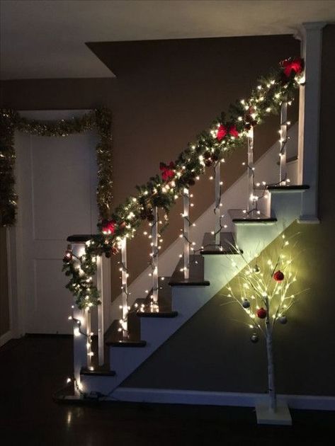 Christmas Ideas For The Home Cozy, Christmas Stair Case Decor, Christmas Decor Ideas For Stairs, Decoracion Escaleras Navidad Ideas, Christmas Decor Ideas For Staircase, Christmas Hall Decorations, Christmas Stairs Decor, Christmas Decor Stairs, Christmas Decor Ideas Staircase