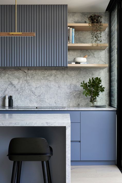 Kitchen Ideas - Blue-grey cabinets have been combined with marble, to create  a modern and eye-catching kitchen. #KitchenIdeas #BlueKitchen #GreyKitchen #KitchenDesign Grey Blue Kitchen, Model Dapur, Kabinet Dapur, Blue Cabinets, Grey Cabinets, Kitchen Room Design, Interior Modern, Kitchen Trends, Blue Kitchens