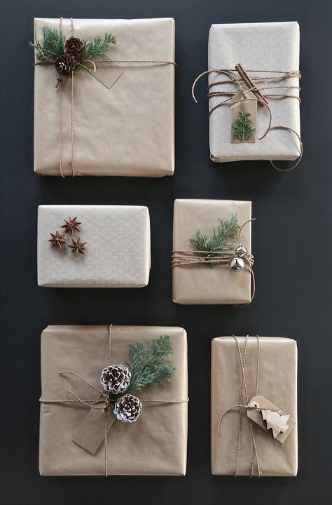 Christmas gift wrapping ideas Hadiah Diy, Wrapped Presents, Creative Gift Wrapping, Diy Gift Wrapping, Present Wrapping, Wrapping Ideas, Christmas Gift Wrapping, Brown Paper, Christmas Deco