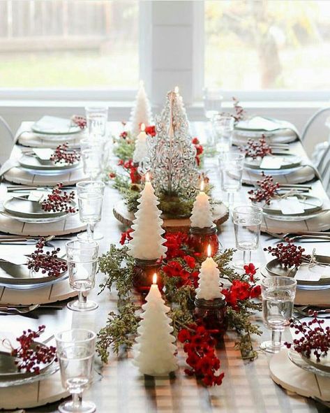 Christmas Dinner Table Settings, Christmas Table Decorations Diy, Diy Christmas Table, Christmas Dining Table, Pallet Christmas, Christmas Dinner Table, Christmas Table Centerpieces, Dinner Table Setting, Classy Christmas