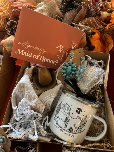 Bridemaids Proposals Western, Wedding Food Ideas Main Course, Bridesmaid Proposal Country Theme, Western Wedding Menu Ideas, Palmetto Wedding Decor, Western Wedding Guest Gifts, Western Gift Box Ideas, Country Maid Of Honor Proposal, Western Bridal Party Gifts