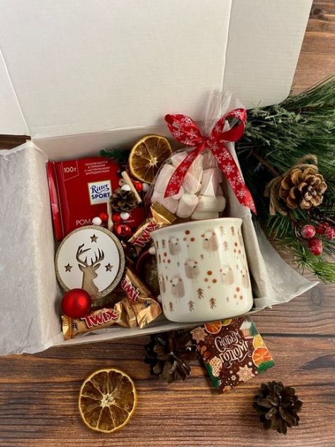 Present For Friends Christmas, Christmas Box For Friends, New Year's Gift For A Friend, New Years Gift Basket Ideas, Winter Box Gift Idea, New Year Gift Ideas For Friends, Xmas Box Gift Ideas, Christmas Present Box Ideas, New Year Gift Box Ideas