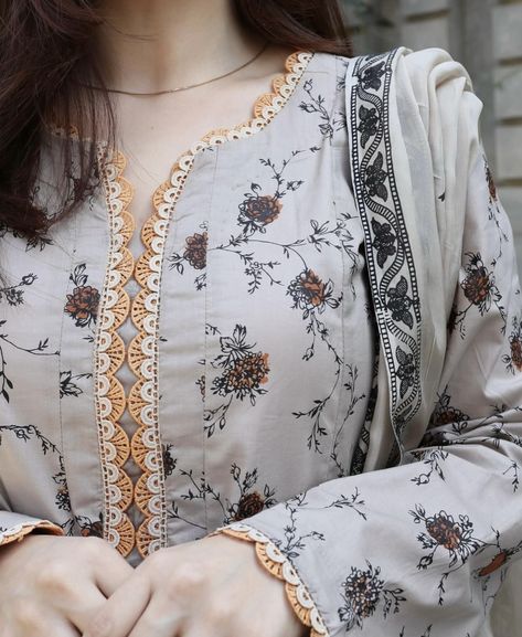 Winter Shirts Designs Pakistani, Pakistani Suits With Laces, Lawn Neck Design, Casual Pakistani Outfits, Sleeves Embroidery Design, Shalwar Designs, Lace Designs On Suits, Lawn Shirt Design, Pakistani Lehenga