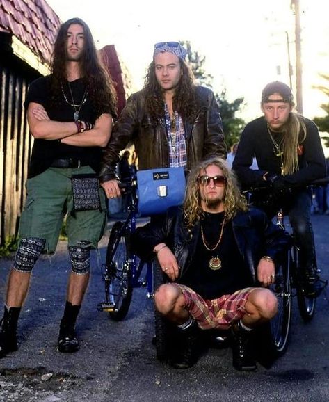 Alice in Chains photographed in Chicago, 1990. (Photo by Paul Nakin) Mike Starr, 90s Punk, Jerry Cantrell, Grunge Guys, Grunge Band, Alice In Chains, Rock Legends, Pearl Jam