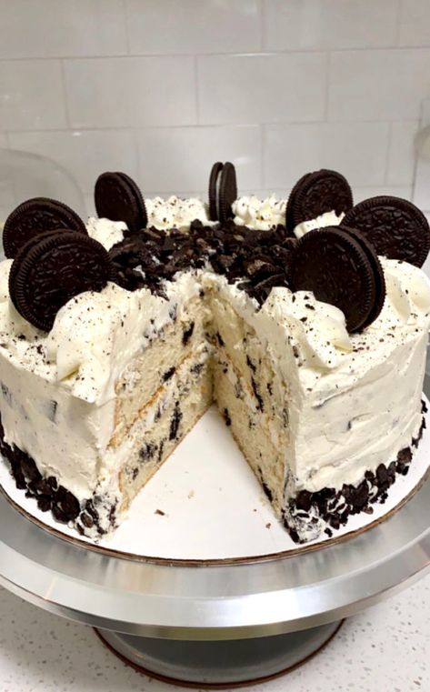 Cake With Oreos On Top, Best Cookies And Cream Cake, Cookies And Cream Cake Decoration, Cookies And Cream Birthday Cake, Birthday Cakes Homemade, Cookies N Cream Cake, Cookies N Cream Cake Recipe, Cakes 2023, Fluffy Vanilla Cake