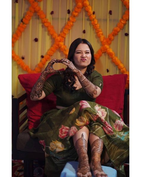 Mehedi Poses Couple, Healthy Bride Indian, Indian Bride Mehndi Poses, Mehandi Photography Ideas, Mahendi Poses For Bride Sister, Mehndi Pose Bride, Poses For Mehendi Ceremony, Mhendi Photo Shoot With Friends, Mehndi Pose For Bride