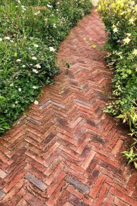 Side Landscaping, Front Garden Path, Pavers Design, Tropical Backyard Landscaping, Front Path, Stone Garden Paths, Clay Pavers, Garden Pavers, Garden Pathways