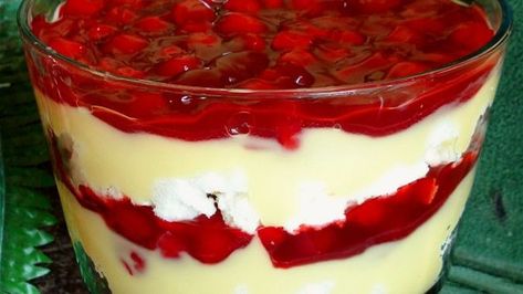 Pineapple Trifle, Cherry Trifle Recipes, Cherry Trifle Desserts, Cherry Trifle, Trifle Bowl Recipes, Trifle Dessert Recipes, Homemade Brunch, Christmas Trifle, Cherry Delight