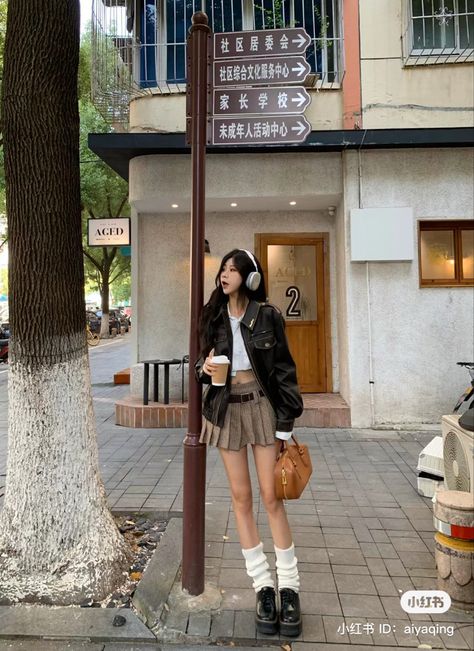 Fashion Articles Ideas, Black Skirt Outfit Street Style, Cute Korean Skirt Outfits, Asian Fall Fashion, Shibuya Outfit, Korean Fashion 2024, Japan Outfits Winter, Winter Museum Outfit, Spring Korean Outfit