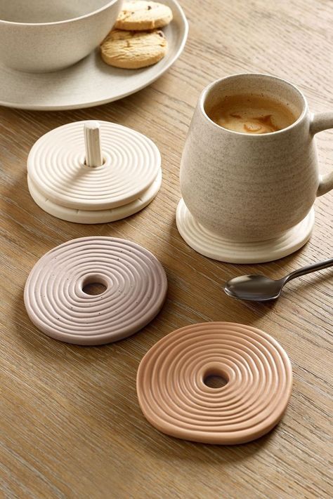 Clay Cup Coasters, Easy Things To Make In Ceramics, Easy Clay Coasters, Things To Make Out Of Clay Useful, Clay Art Useful, Clay Inspiration Easy, Simple Pottery Projects, Home Pottery Ideas, Air Clay Coasters