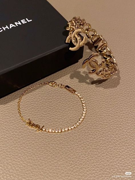 Chanel Jewellery Aesthetic, Mens Wedding Bands Silver, Cartier Bracelet Stack, Men Gold Jewelry, Rings For Men Gold, Oval Wedding Ring Set, Bracelet Stack Ideas, Wedding Bands Silver, Van Cleef Bracelet