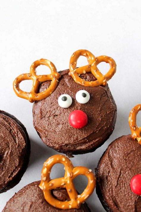 Reindeer Cupcakes - Sweets by Elise Reindeer Cupcakes Christmas, Easy Christmas Cupcakes Decoration, Rudolph Cupcakes, Red Velvet Oreo Cookies, Reindeer Cups, Triple Chocolate Muffins, Bakery Chocolate Chip Cookies, Reindeer Cupcakes, Xmas Recipes