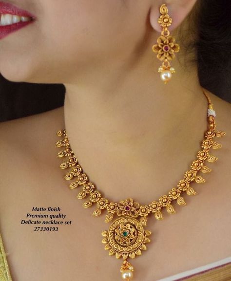 Most Beautiful Gold And stone Necklace Bridal Jewellery Sets Design Short Nackles Gold Design, Gold Necklace Set Simple Indian Bridal, Nackles Gold Design New, Necleses Jewelry Gold Indian, Nackles Gold Design, Gold Necklace Set New Design 2023, Gold Necklaces Women Indian, Neckless Gold Jewelry Indian, New Necklace Designs Gold