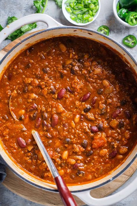 This easy turkey chili is made with lean ground turkey, 3 beans, and tomatoes, all seasoned and simmered into a savory, saucy chili fit for any occasion. Chile Beans, Easy Turkey Chili Recipe, Best Turkey Chili Recipe, Ground Turkey Chili Recipe, Turkey Black Bean Chili, Turkey Chile, Turkey Chili Recipe Easy, Healthy Chili Recipe Turkey, Easy Turkey Chili