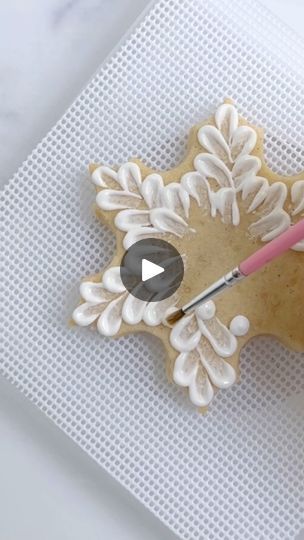 Decorate Snowflake Cookies, Diy Christmas Cookies Decorating, Snow Flake Cookie Decorating, Penguin Decorated Cookies, Snowflake Cookie Designs, Brush Embroidery Cookies, Sugar Cookie Snowflakes, Christmas Cookie Design Ideas, Snowman Royal Icing Cookies