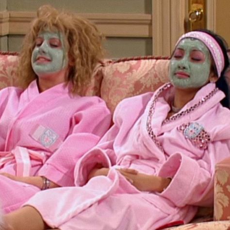 Pink Friday Aesthetic, London Tipton, 2000s Aesthetic, Sleepover Party, Jolie Photo, Everything Pink, Slumber Parties, Pink Princess, Just Girl Things