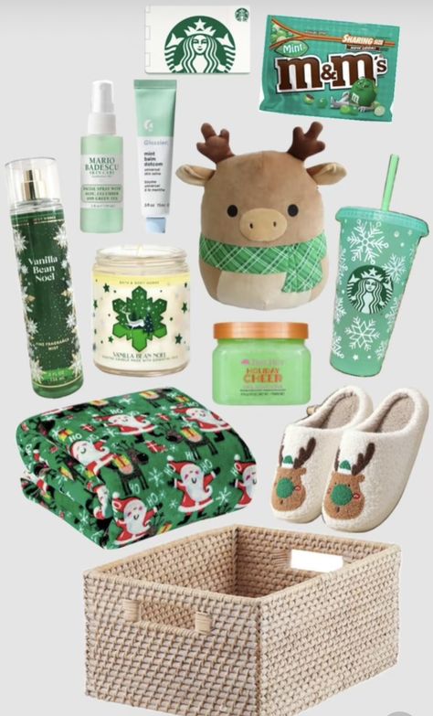 Cute Small Cheap Christmas Gifts, Seasonal Gift Basket Ideas, Santa Presents Ideas, Boo Basket Ideas Christmas, Secret Santa Gifts For Him, Gift Basket Ideas For Secret Santa, Preppy Christmas Gifts For Teens, Best Friend Gift Basket Christmas, Christmas Gift Basket Aesthetic