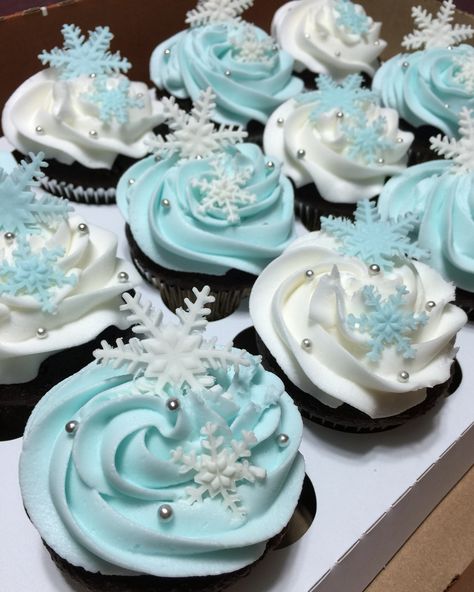 Snowflake Cupcakes, Schnee Party, Sweet 16 Winter Wonderland, Winter Cupcakes, Christmas Cupcakes Recipes, Winter Wonderland Cake, Winter Wonderland Birthday Party, Frozen Cupcakes, Winter Baking