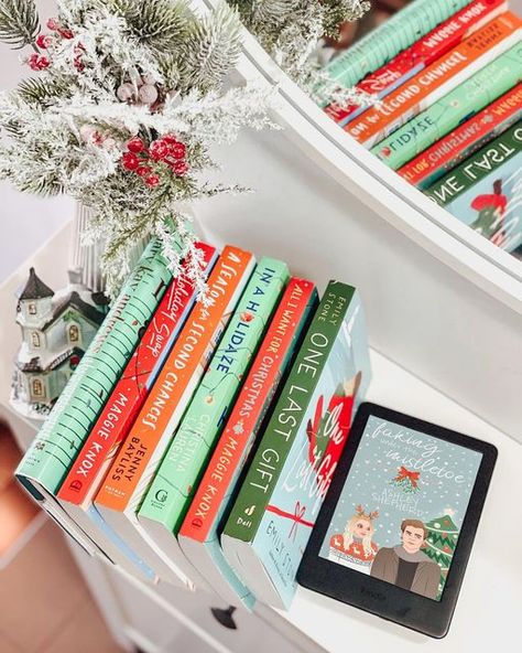 Jess 🇨🇦 • @readwithme.jess on Instagram: "🎅🏼🎄🤶🏻🎁🎉 HOLIDAY READS FOR YOUR TBR 💫 The decorations may not be up (yet) but I am in full holiday reading mood and I want to share all the 🎄christmassy🎄 books I’ve read so you can plan your TBR 😌 Books featured: 🎄 THE SANTA SUIT (3⭐️): women’s fiction / divorced FMC tries to revive an old farmhouse she buys… she discovering a letter in the Santa suit left behind in same house 📝 can she save Christmas? 🎄 THE HOLIDAY SWAP (5⭐️): Twins Cass Christmas Book Pictures, Christmas Book Aesthetic, Cozy Reading Aesthetic, Christmas Book, Romcom Books, Sisters Book, Christmas Reading, Winter Books, 100 Books To Read