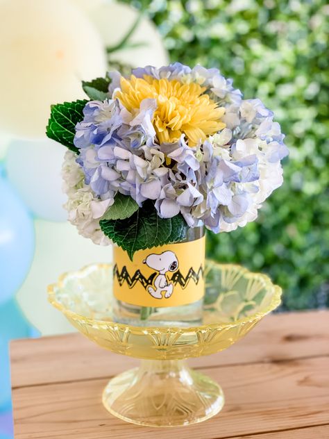 Snoopy peanuts gang flowers Snoopy Themed Baby Shower Ideas, Peanuts Baby Shower Ideas, Snoopy Baby Shower Decorations, Snoopy Baby Shower Ideas, Snoopy Baby Shower Theme, Snoopy Nursery, Snoopy Baby Shower, Snoopy Baby, Cake Themes