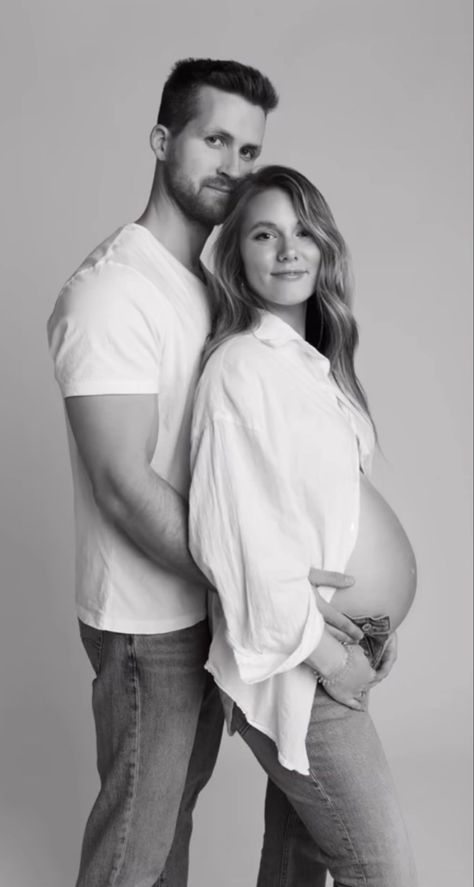 Maternity Photoshoot Outfits Studio, Couple Pregnancy Pictures, Indoor Maternity Photos, Couple Maternity Poses, Pregnant Photoshoot, Bump Shoot, Maternity Shoot Outfit, Studio Maternity Shoot, Maternity Studio Photoshoot