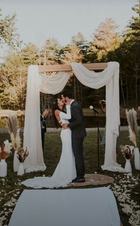 Wedding Arch Without Flowers, Outdoor Wedding Alter, Wedding Ceremony Backdrops, Simple Wedding Arch, Boho Outdoor Wedding, Outdoor Wedding Backdrops, Boho Wedding Arch, Wedding Arches Outdoors, Wedding Alters