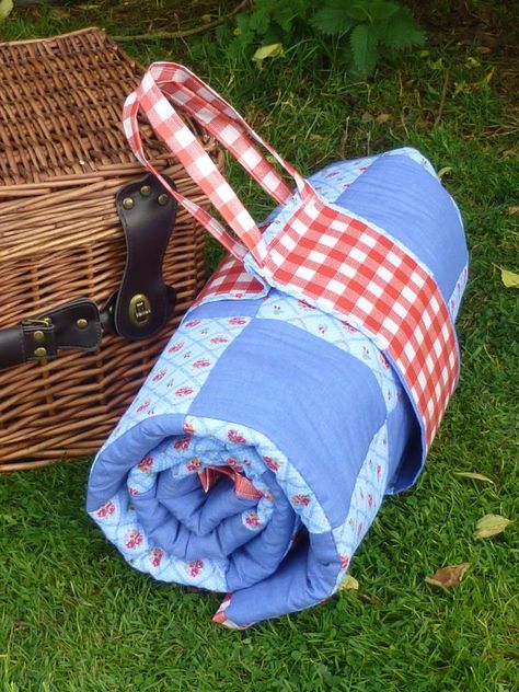 Denim Picnic Quilt, Picnic Blanket Quilt Patterns, Waterproof Picnic Blanket Diy, Quilt Picnic Blanket, Cute Picnic Blankets, Picnic Quilt Ideas, Diy Picnic Blanket, Picnic Quilt Pattern, Picnic Quilts