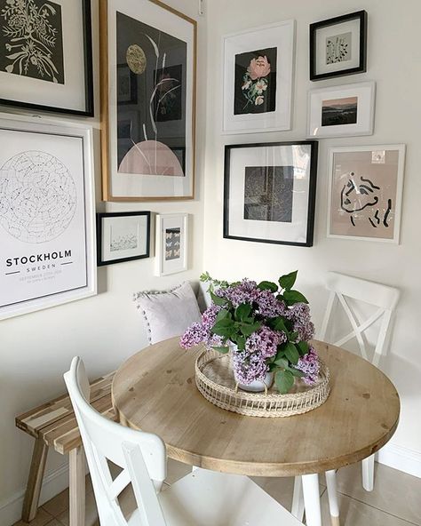 Dining Corner Wall Decor, Gallery Wall For Small Space, Corner Gallery Wall Kitchen, Corner Gallery Wall Dining Room, Small Living Room Wall Ideas, Scandi Gallery Wall, Kitchen Wall Gallery Ideas, Photo Wall Kitchen, Corner Photo Gallery Wall