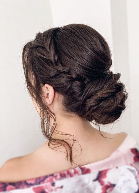 Engagements Hair Styles, Hairstyles With Suits Women, Hairdo Sister Of The Bride, Bun Hairstyles For Graduation, Graduation Bun Hairstyles, Graduation Hairstyles Bun, Short Hair Engagement Hairstyle Ideas, Hairdo Graduation Simple, Hair Do Simple Elegant