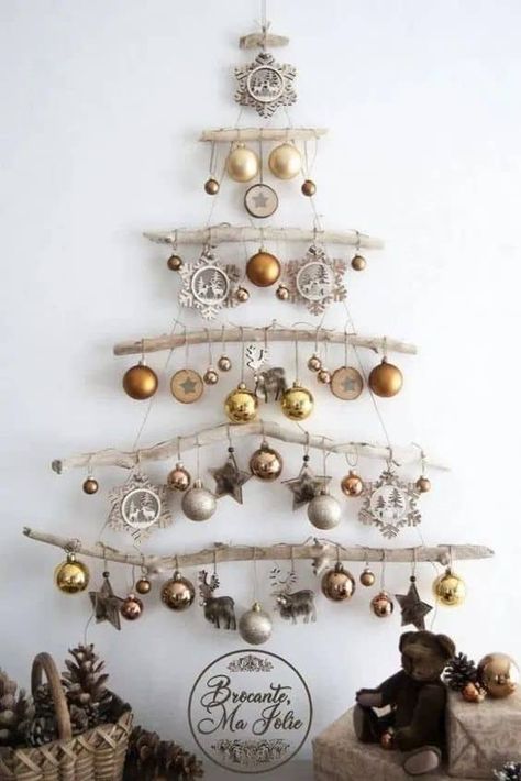 Classy Crafts, Julkransar Diy, Wall Mounted Christmas Tree, Dekoratívne Vence, Driftwood Christmas Tree, Alternative Christmas, Alternative Christmas Tree, A White Christmas, Ornament Display