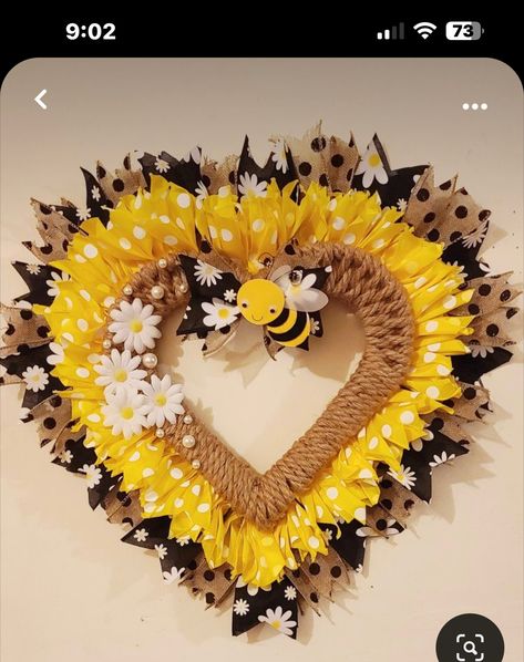 Bee Heart, Heart Shaped Wreath, Burlap Wreath Diy, Deco Mesh Wreaths Diy, Honey Bee Decor, Holiday Wreaths Diy, Easy Diy Wreaths, Heart Shaped Wreaths, Diy Spring Wreath