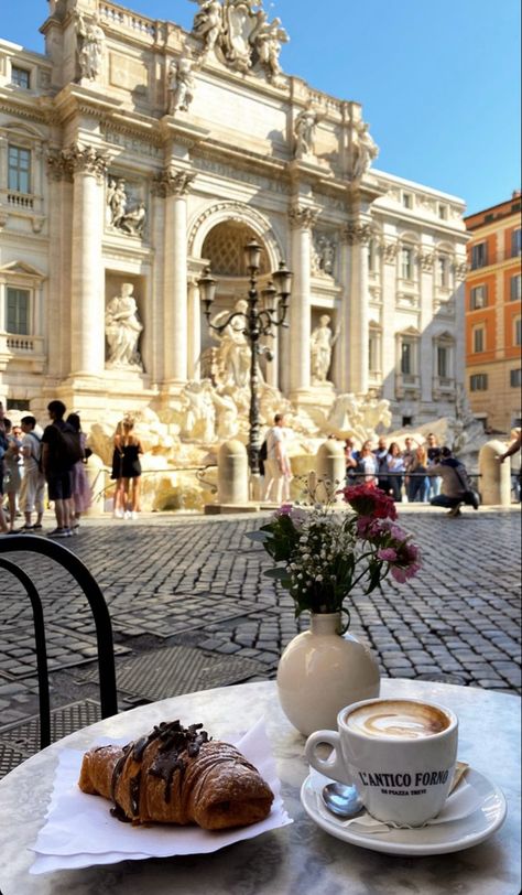 Cafe In Europe, Rome Fontana Di Trevi, Roma Italy Aesthetic, Rome Picture Ideas, Italy Mood Board, Rome In October, Cafe In Italy, Rome Vibes, Roma Aesthetic