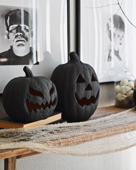 Halloween! West Elm Halloween Decor, Vintage Inspired Halloween Decor, Halloween Classy Decor, Elevated Halloween Decor, Minimal Halloween Decor, Scary Halloween Decorations Outdoor, Classy Halloween, Casa Halloween, Halloween Facts