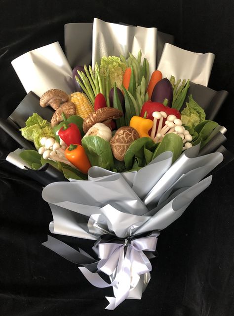 Bouquet Of Vegetables, Fruit Bouquet Ideas, Vegetable Bouquet, Vegetable Packaging, Food Bouquet, Edible Bouquets, Valentines Gift Box, Online Florist, Flower Delivery Service