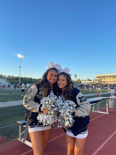 Fnl Picture Ideas Cheer, Football Cheerleader, Cheer Season, Cheer Girl Aesthetic, Cheer Photo Ideas, High School Cheerleader, School Cheer, Cheer Inspo Pics, Cheerleader Aesthetic Pictures