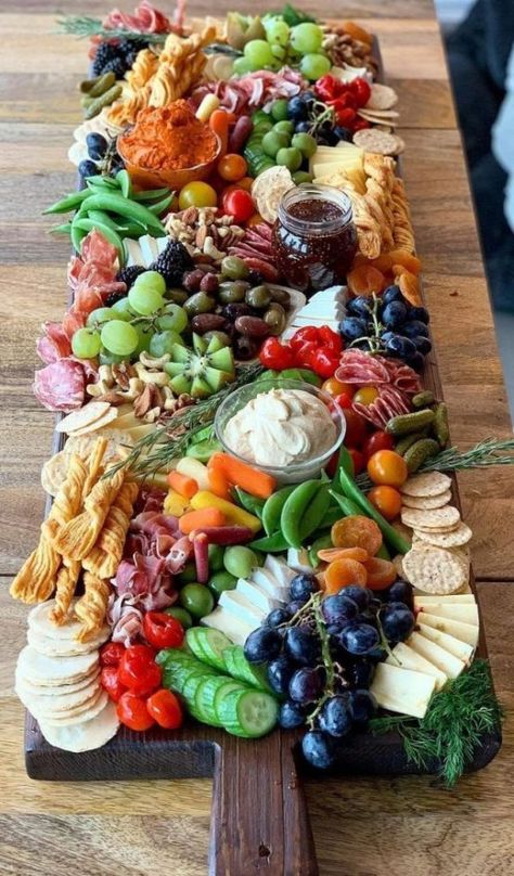 Charcuterie Board Meats, Charcuterie Inspiration, Charcuterie Platter, Party Food Platters, Charcuterie And Cheese Board, Charcuterie Recipes, Snacks Für Party, Party Food Appetizers, Food Platters