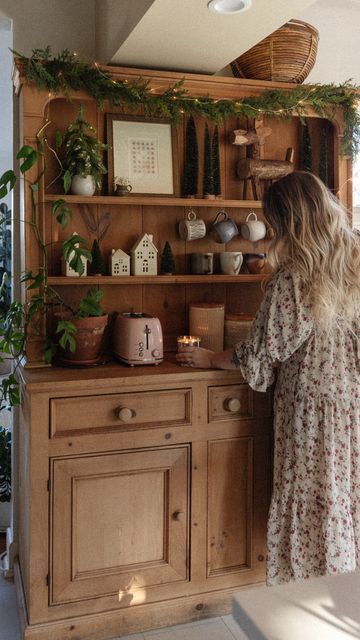 shyla cino on Instagram: "Jazzing up the coffee hutch for the holidays🥹🎄 . . . . . . #holiday #holidaydecor #christmasdecor #garland #hutch #coffeebar #coffeebardecor #kitchendecor #vintagefurniture vintage antiques styling Christmas holiday decor home interiors hutch" Cottage Hutch Decorating Ideas, Vintage Christmas Home Decor, Vintage Living Room Ideas Antique, Vintage Hutch In Kitchen, Styling A Hutch Dining Rooms, Vintage Christmas Kitchen Decor, Hoosier Cabinet Christmas Decor, Antique Hutch In Kitchen, Hutch In Bedroom