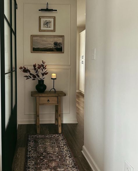 End Of Hallway, Narrow Hallway Decorating, Corner Decor, Casa Vintage, Neutral Home, Hall Decor, Small Hallways, Home Entrance Decor, Decor Home Living Room