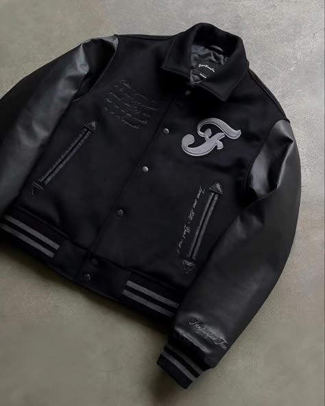 Wool and leather black varsity jacket for men "𝗠𝗮𝗻𝘂𝗳𝗮𝗰𝘁𝘂𝗿𝗲𝗿 𝗮𝗻𝗱 𝗲𝘅𝗽𝗼𝗿𝘁𝗲𝗿" 𝐖𝐞 𝐩𝐫𝐨𝐯𝐢𝐝𝐞 𝐭𝐡𝐞 𝐟𝐚𝐜𝐢𝐥𝐢𝐭𝐲 𝐨𝐟 𝐟𝐮𝐥𝐥 𝐜𝐮𝐬𝐭𝐨𝐦𝐢𝐳𝐚𝐭𝐢𝐨𝐧 𝐚𝐧𝐝 𝐩𝐞𝐫𝐬𝐨𝐧𝐚𝐥𝐢𝐳𝐚𝐭𝐢𝐨𝐧 𝐰𝐢𝐭𝐡 𝐧𝐨 𝐜𝐨𝐦𝐩𝐫𝐨𝐦𝐢𝐬𝐞 𝐨𝐧 𝐬𝐭𝐢𝐭𝐜𝐡𝐢𝐧𝐠 𝐚𝐧𝐝 𝐟𝐚𝐛𝐫𝐢𝐜 𝐪𝐮𝐚𝐥𝐢𝐭𝐲. • 𝐀𝐯𝐚𝐢𝐥𝐚𝐛𝐥𝐞 𝐢𝐧 𝐚𝐥𝐥 𝐜𝐨𝐥𝐨𝐫 𝐚𝐧𝐝 𝐜𝐮𝐬𝐭𝐨𝐦 𝐬𝐢𝐳𝐞𝐬. • 𝐋𝐨𝐰 𝐌𝐎𝐐. • 𝐘𝐨𝐮𝐫 𝐨𝐰𝐧 𝐩𝐫𝐢𝐯𝐚𝐭𝐞 𝐥𝐚𝐛𝐞𝐥, 𝐥𝐨𝐠𝐨 & 𝐭𝐚𝐠𝐬. • 𝐒𝐞𝐜𝐮𝐫𝐞 𝐩𝐚𝐲𝐦𝐞𝐧𝐭. • 𝐅𝐚𝐬𝐭 𝐩𝐫𝐨𝐜𝐞𝐬𝐬𝐢𝐧𝐠 𝐚𝐧𝐝 𝐝𝐞𝐥𝐢𝐯𝐞𝐫𝐲. 📥 𝐃𝐌 𝐟𝐨𝐫 𝐦𝐨𝐫𝐞 𝐝𝐞𝐭𝐚𝐢𝐥𝐬. 𝐄𝐦𝐚𝐢𝐥: 📩 𝐰𝐞𝐚𝐫𝐧𝐞𝐱𝐱𝐞𝐧𝐭𝐞𝐫𝐩𝐫𝐢𝐬𝐞𝐬@𝐠𝐦𝐚𝐢𝐥.𝐜𝐨𝐦 𝐖𝐡𝐚𝐭𝐬𝐚𝐩𝐩: 📲 +𝟗𝟐-𝟑𝟏𝟔-𝟕𝟐 𝟐𝟎 𝟎𝟗𝟔 𝐖𝐞𝐛𝐬𝐢𝐭𝐞: 🌐 𝐡𝐭𝐭𝐩𝐬://𝐰𝐞𝐚𝐫𝐧𝐞𝐱𝐱𝐞𝐧𝐭𝐞𝐫𝐩𝐫𝐢𝐬𝐞𝐬.𝐜𝐨 Designer Clothes For Men Style, Men Jackets Fashion, Black Varsity Jacket Outfit Men, All Black Varsity Jacket, Men’s Jackets, Varsity Jacket Outfit Mens, Letterman Jacket Outfit, Black Jacket Men, Varsity Leather Jacket