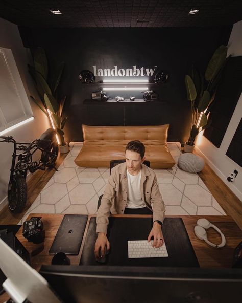 Mens Home Office Desk Setup, Home Office Setup For Men, Youtube Room Setup Ideas, Boho Corporate Office, Home Office With Big Monitor, In Home Podcast Studio, Photographers Workspace, Youtube Desk Setup, Youtube Office Setup