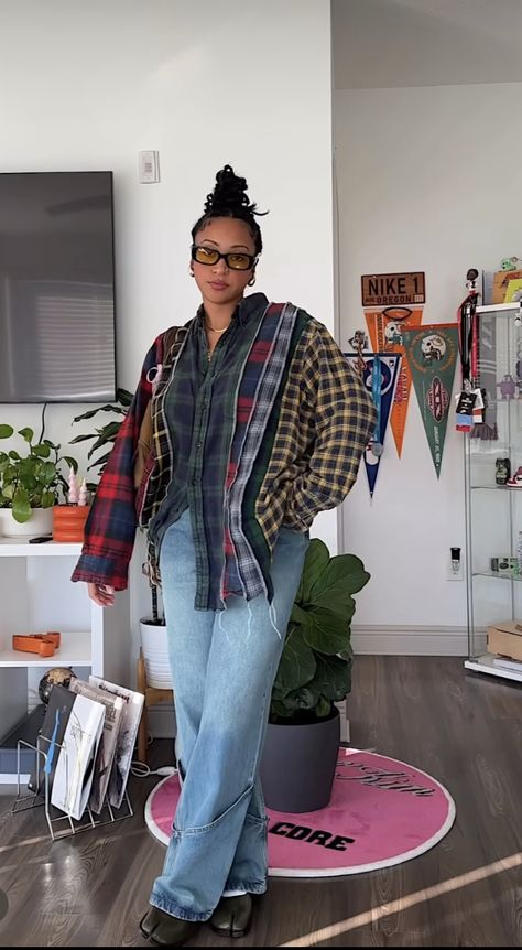 Colorful Turtleneck Outfit, Fall Streetwear Outfits Black Women, Eclectic Maximalism Outfit, Flannel Outfits Black Women, Flannel Outfits For Women, Flannel Outfit Ideas, Curvy Street Style, Outfits Black Women, Tomboy Chic