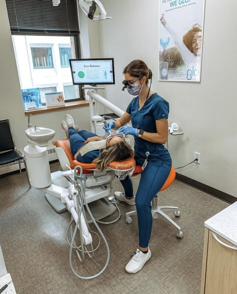 Orthodontist Aesthetic Job, Orthodontist Assistant Aesthetic, Dental Hygienist Vision Board, Dental Vision Board, Dentistry Student Aesthetic, Vision Board Dental, Dentist Vision Board, Dentist Student Aesthetic, Female Dentist Aesthetic