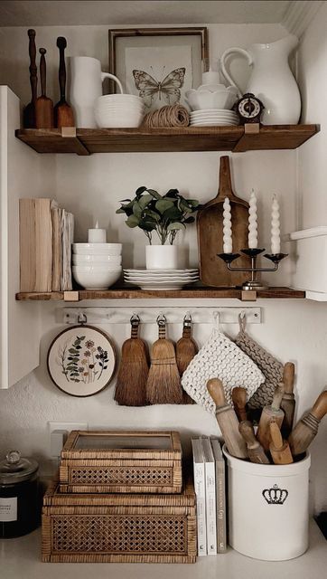 Vintage Decorating Ideas, Kitchen Shelf Decor, Vintage Decorating, Cottage Kitchens, Diy House, Cottage Kitchen, Farmhouse Kitchen Decor, Country Kitchen, Home Decor Kitchen