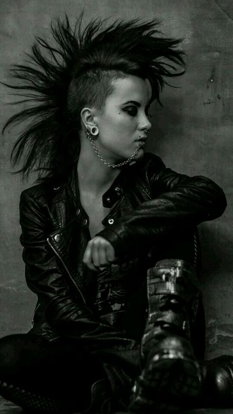 PUNK GIRL Chicas Punk Rock, Punk Rock Girls, Sup Girl, Chica Punk, Gothic Mode, Punk Culture, Punk Pins, Kelly Osbourne, Rock Outfit