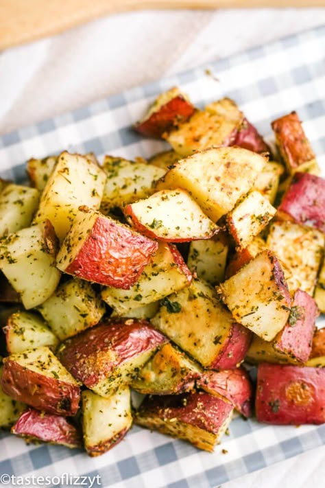 Roasted red potatoes are a delicious side dish that pairs perfectly with just about everything. This oven roasted potatoes recipe is easy to make, too! Buttery Red Potato Recipes, Roasted Red Potatoes Oven, Red Potatoes Roasted, Red Skin Potatoes Recipe, Rv Oven, Baked Red Potatoes, Tartiflette Recipe, Red Potato Recipes, Roasted Potato