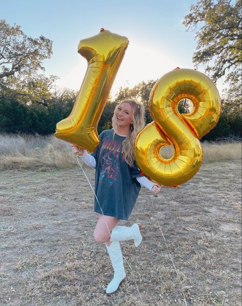 number balloon photos / birthday photos / 18th birthday 18th Birthday Photos, Number Balloons Photoshoot, Birthday Number Balloons, Hoco Pictures, Teenage Birthday, Senior Photoshoot Poses, 21st Birthday Outfit, Cute Birthday Pictures, Senior Photoshoot