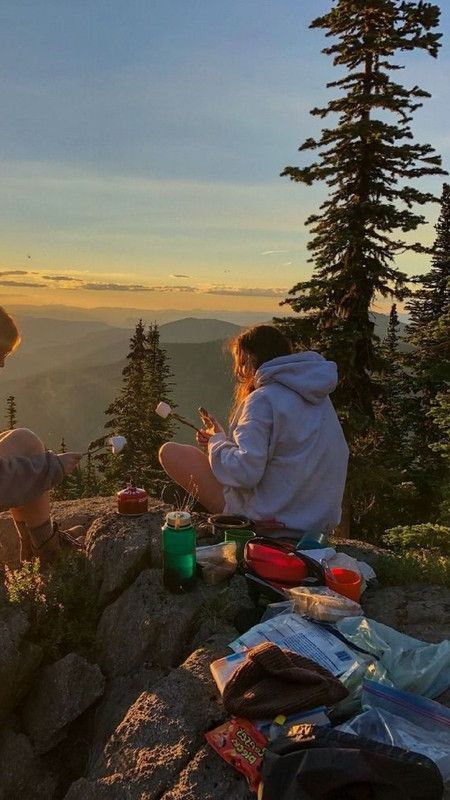 Granola Vision Board, Outdoor Summer Aesthetic, Granola Friends, Camping Photo Ideas, Sunrise Picnic, Mountain Picnic, Granola Girl Summer, Granola Summer, Backpacking Aesthetic